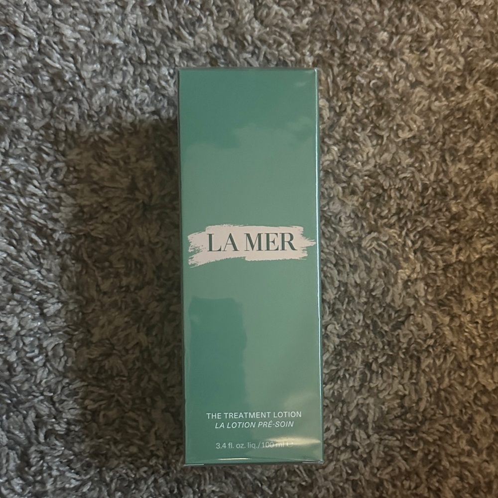 La Mer Treatment Lotion in Teal and White